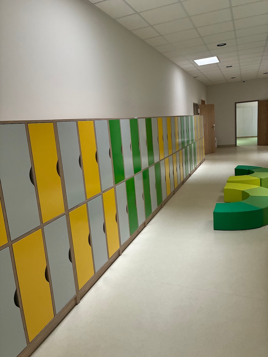 Korytarz z kolorowymi szafkami dla dzieci