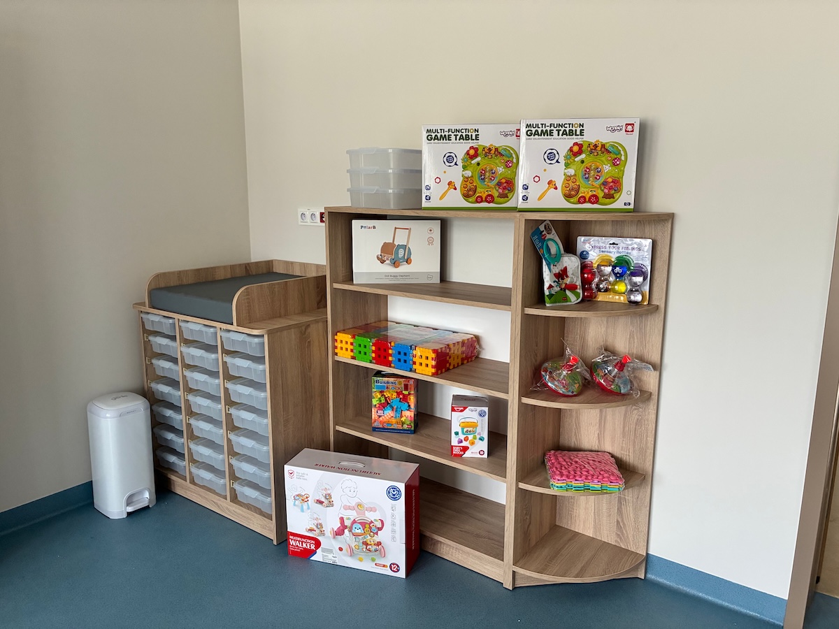 Regały z nowymi zabawkami i pomocami edukacyjnymi